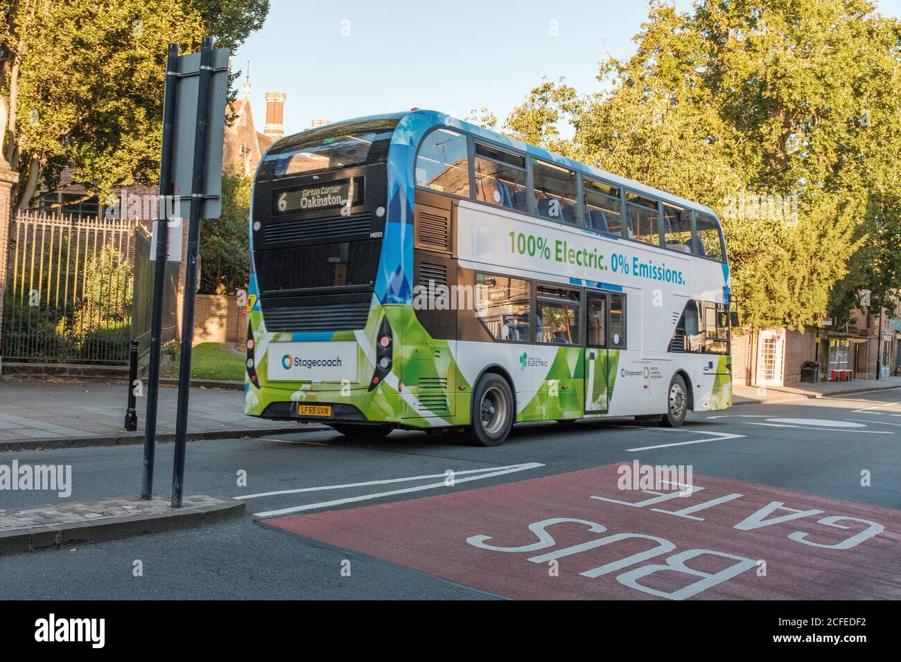 Der Elektrobus Cambridge Citi 6. Der Elektrobus ist 100% elektrisch, 0% Emissionen.ein Elektrobus emittiert 81 Tonnen weniger von C02 pro Jahr. Stockfoto