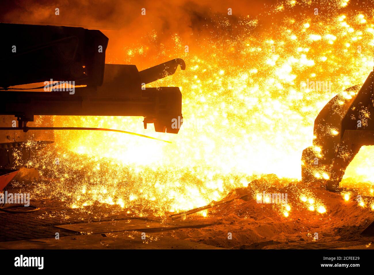 Duisburg, Ruhrgebiet, Nordrhein-Westfalen, Deutschland - ThyssenKrupp Steel, 1500 Grad heißer Roheisenanstich am Hochofen 8. Stockfoto