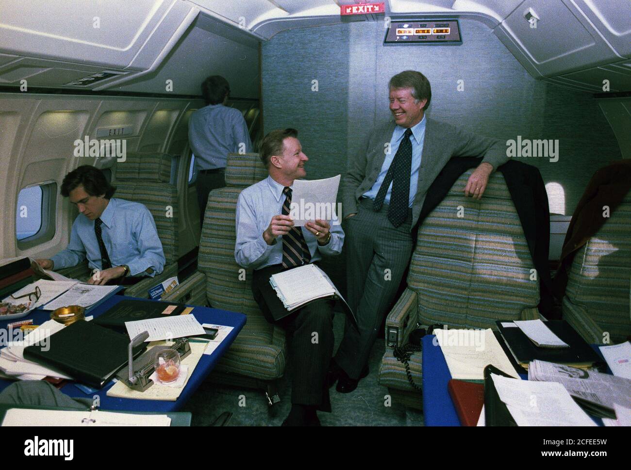 Jimmy Carter Zbigniew Brzezinski an Bord der Air Force One Ca. 29 Dezember 1977 Stockfoto