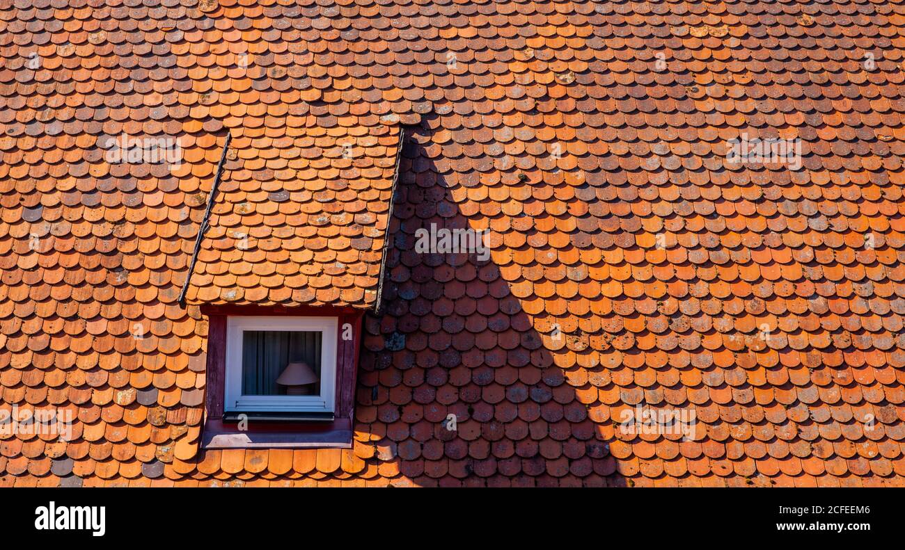 Altes Dach mit einfachen Fliesen Stockfoto