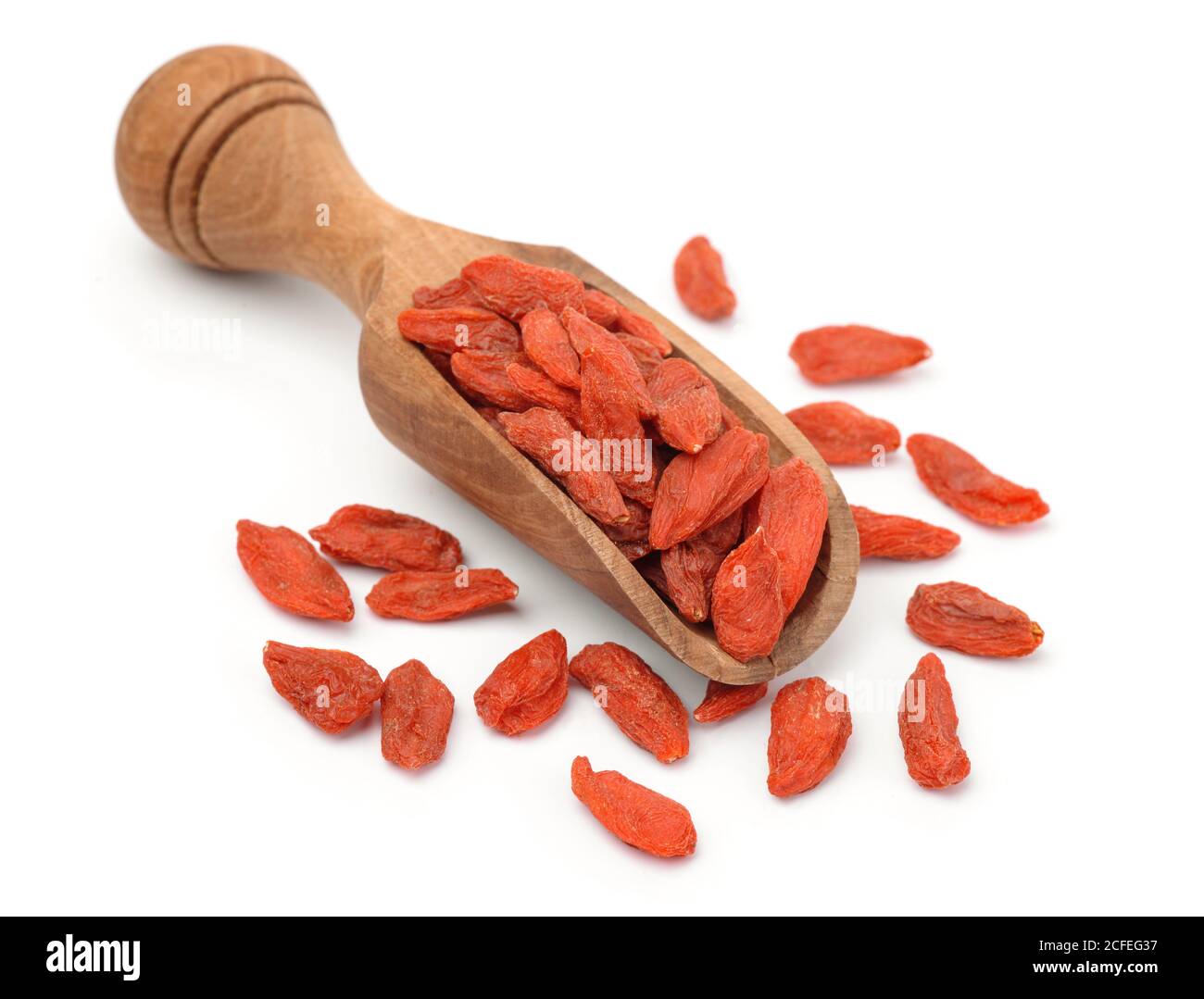 Getrocknete Goji-Beeren in Holzlöffel isoliert auf weiß Stockfoto