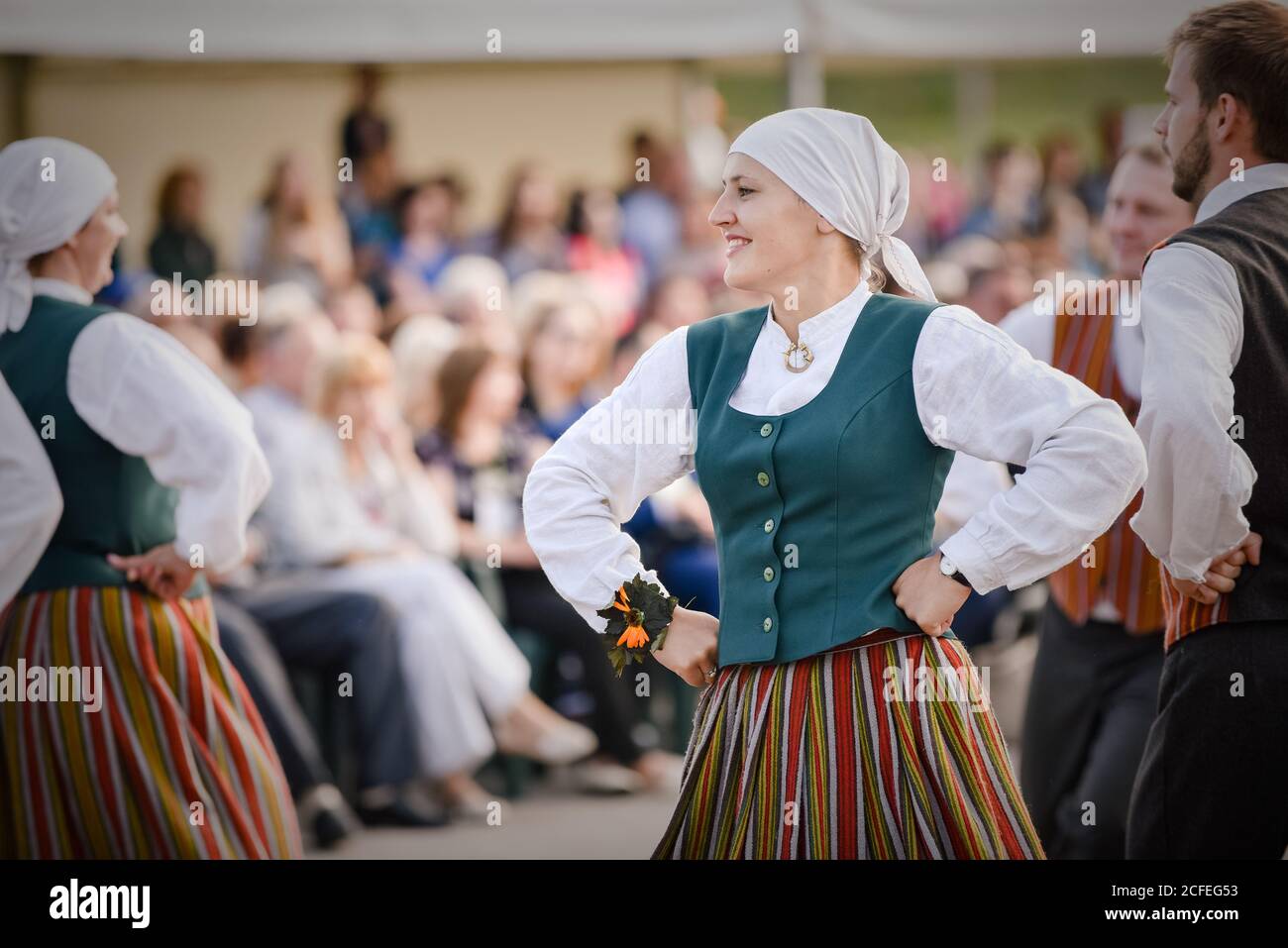 REZEKNE - LETTLAND, 25.07.2016: Schöne junge Mädchen, die das Mittsommerfest in Rezekne, Lettland, feiern Stockfoto