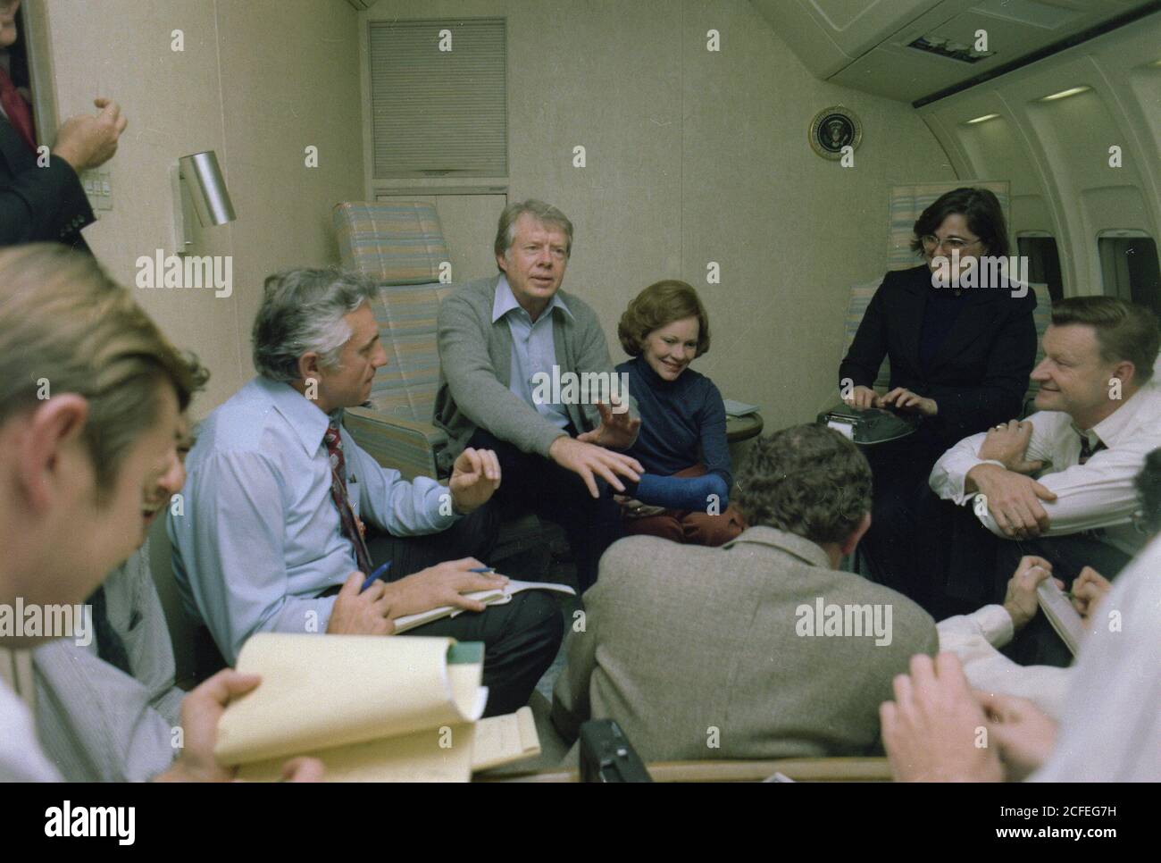 Jimmy Carter und Rosalynn Carter nehmen am Ende ihrer Asien-Europa-Reise an einer Pressekonferenz an Bord der Air Force One Teil. Ca. Januar 1978 Stockfoto