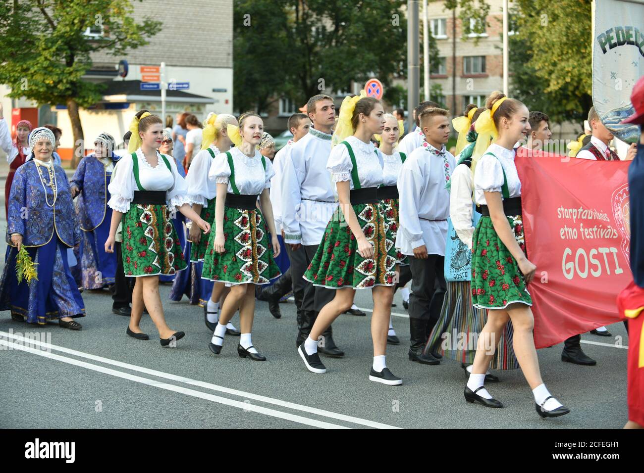 Stadt in Lettland - Rezekne, 31. Juli 2016: 'European People Festival'. Prozession in nationalen Kostümen auf den Straßen der Stadt. Zu Ehren der Stadt holi Stockfoto