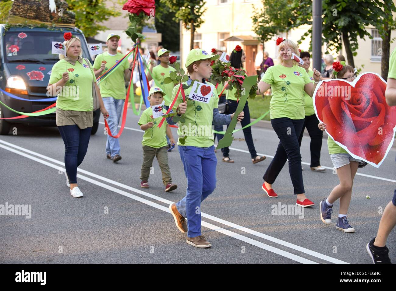 Stadt in Lettland - Rezekne, 31. Juli 2016: 'European People Festival'. Prozession in nationalen Kostümen auf den Straßen der Stadt. Zu Ehren der Stadt holi Stockfoto