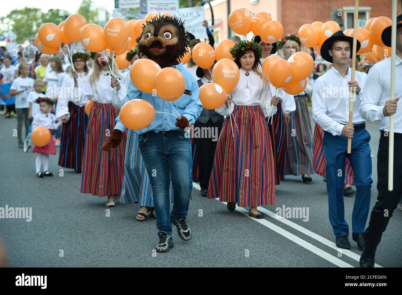 Stadt in Lettland - Rezekne, 31. Juli 2016: 'European People Festival'.  Prozession in nationalen Kostümen auf den Straßen der Stadt. Zu Ehren der  Stadt holi Stockfotografie - Alamy