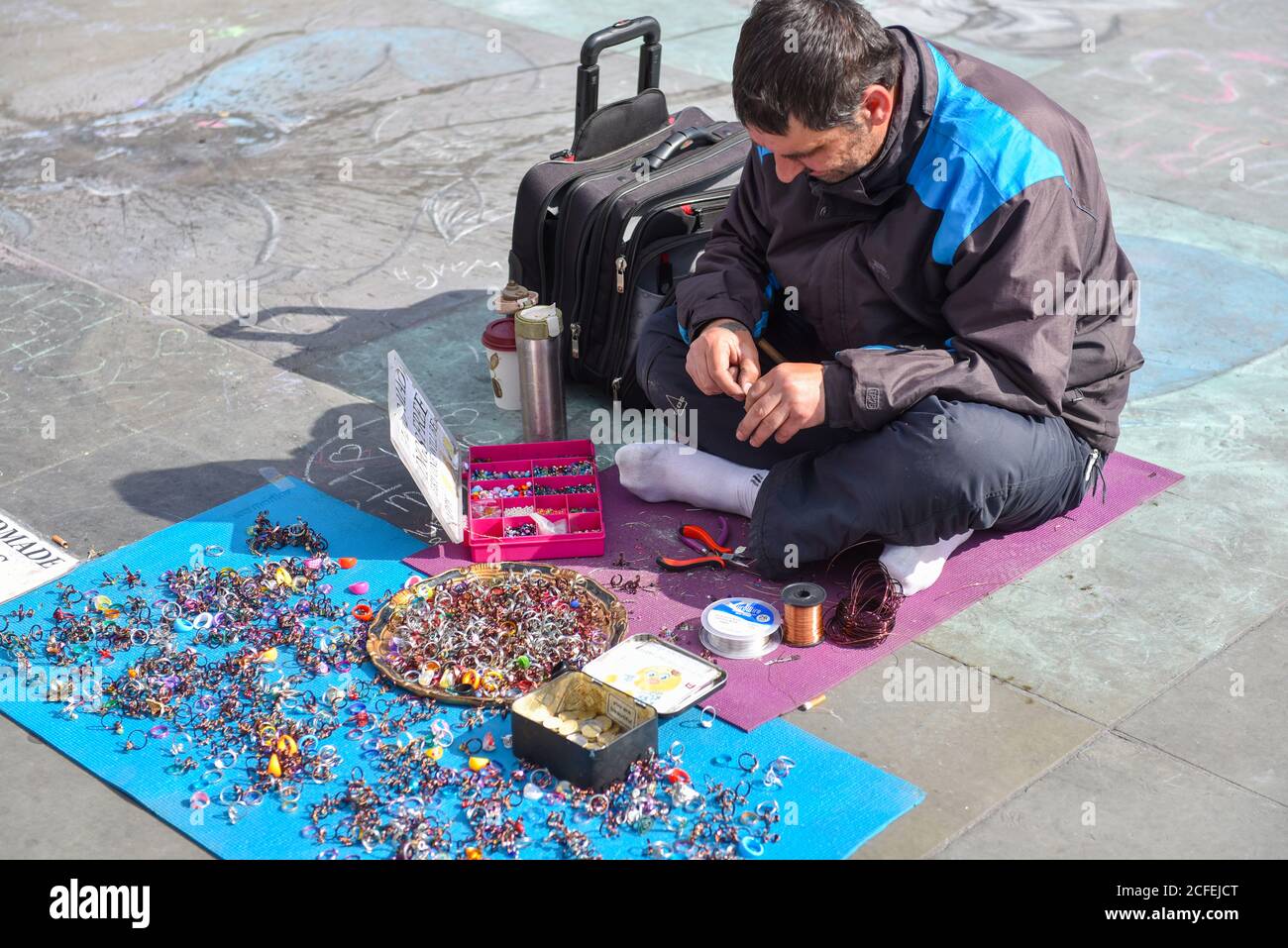 LONDON - 2017 APRIL 06 : Straßenkünstler schweben auf dem belebten Trafalgar Square. Im Zentrum von London müssen Straßenkünstler eine Genehmigung erhalten, um zu perfor Stockfoto