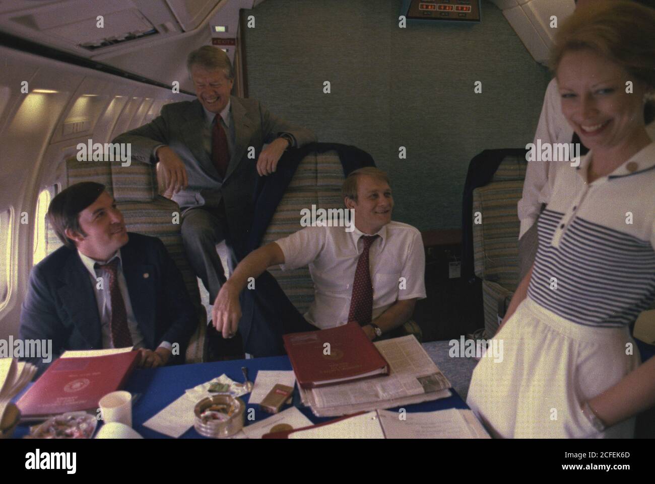 'Hamilton Jordan, Jimmy Carter, Jody Powell und Madeline McBean genießen ein Lachen an Bord der Air Force One. Ca. 06/16/1978' Stockfoto