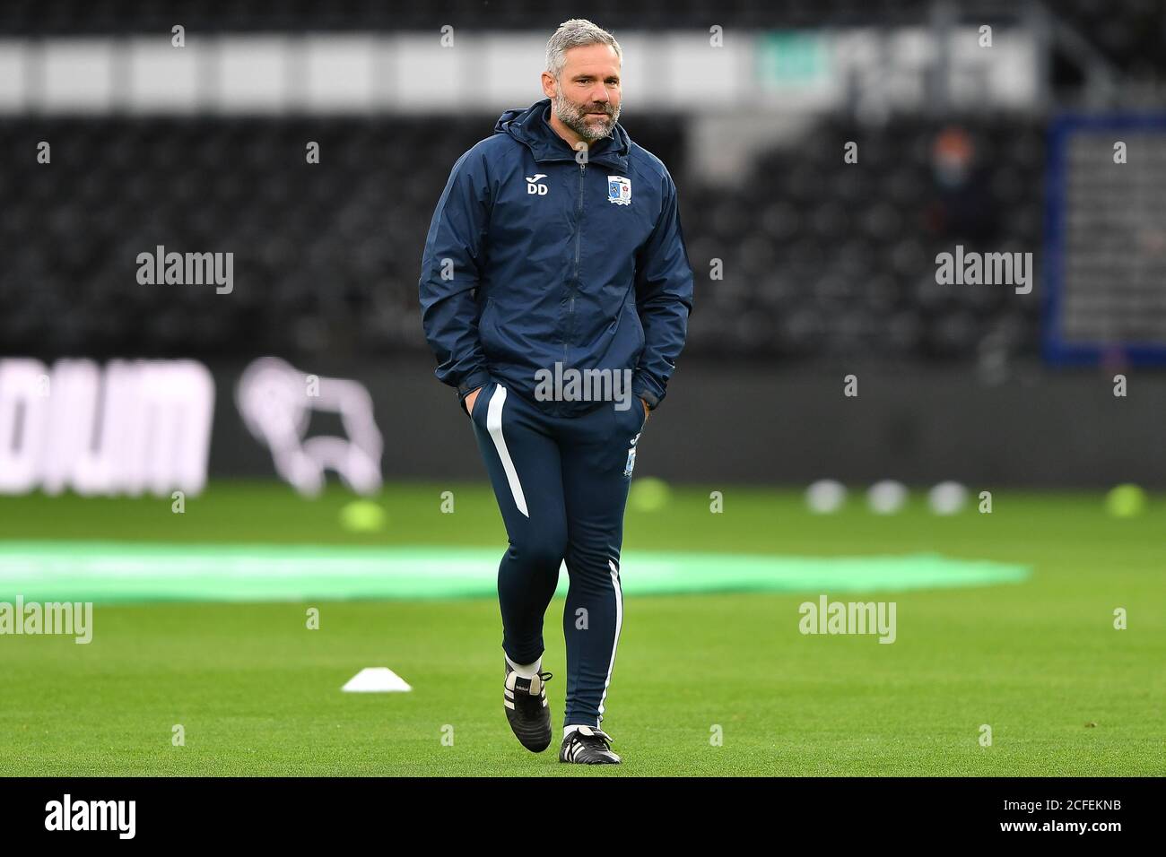 DERBY, ENGLAND. SEPTEMBER 5TH Barrow Manager, David Dunn während des Carabao Cup-Spiels zwischen Derby County und Barrow im Pride Park, Derby (Kredit: Jon Hobley - MI News) Kredit: MI News & Sport /Alamy Live News Stockfoto