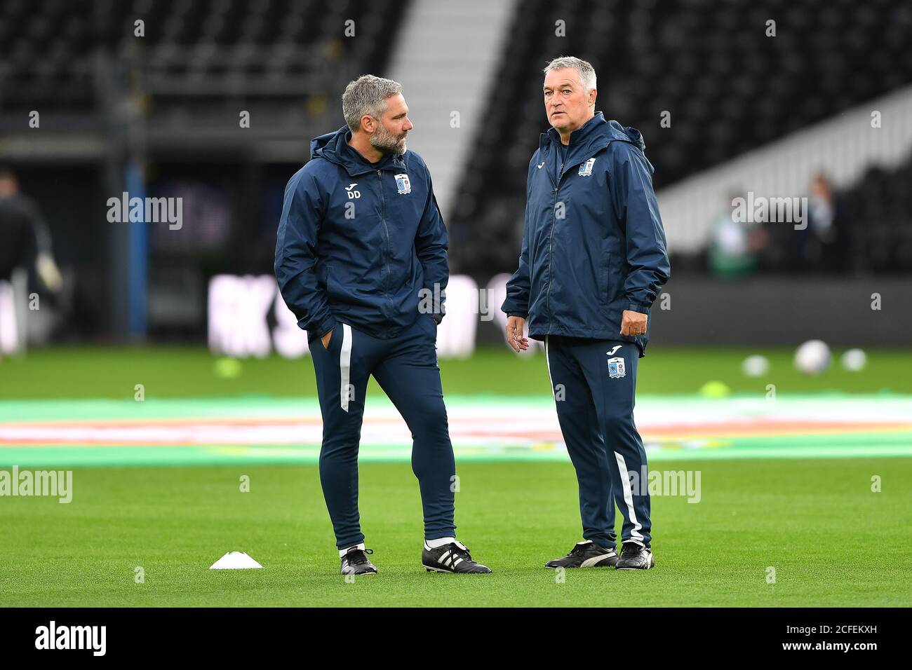 DERBY, ENGLAND. SEPTEMBER 5TH Barrow Manager, David Dunn und Barrow Assistant Manager, Rob Kelly während des Carabao Cup-Spiels zwischen Derby County und Barrow im Pride Park, Derby (Kredit: Jon Hobley - MI News) Kredit: MI News & Sport /Alamy Live News Stockfoto