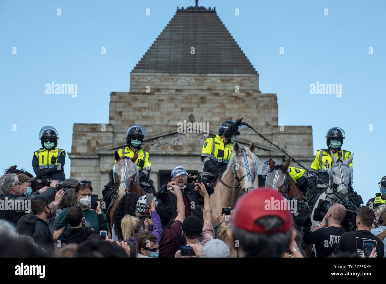 Melbourne, Australien 5 Sep 2020, Protestierenden jubeln und singen vor Polizeipferden und dem Schrein beim Freedom Day Anti-Maske und Anti-Lockdown Protest am Schrein der Erinnerung in Melbourne Australien. Kredit: Michael Currie/Alamy Live Nachrichten Stockfoto