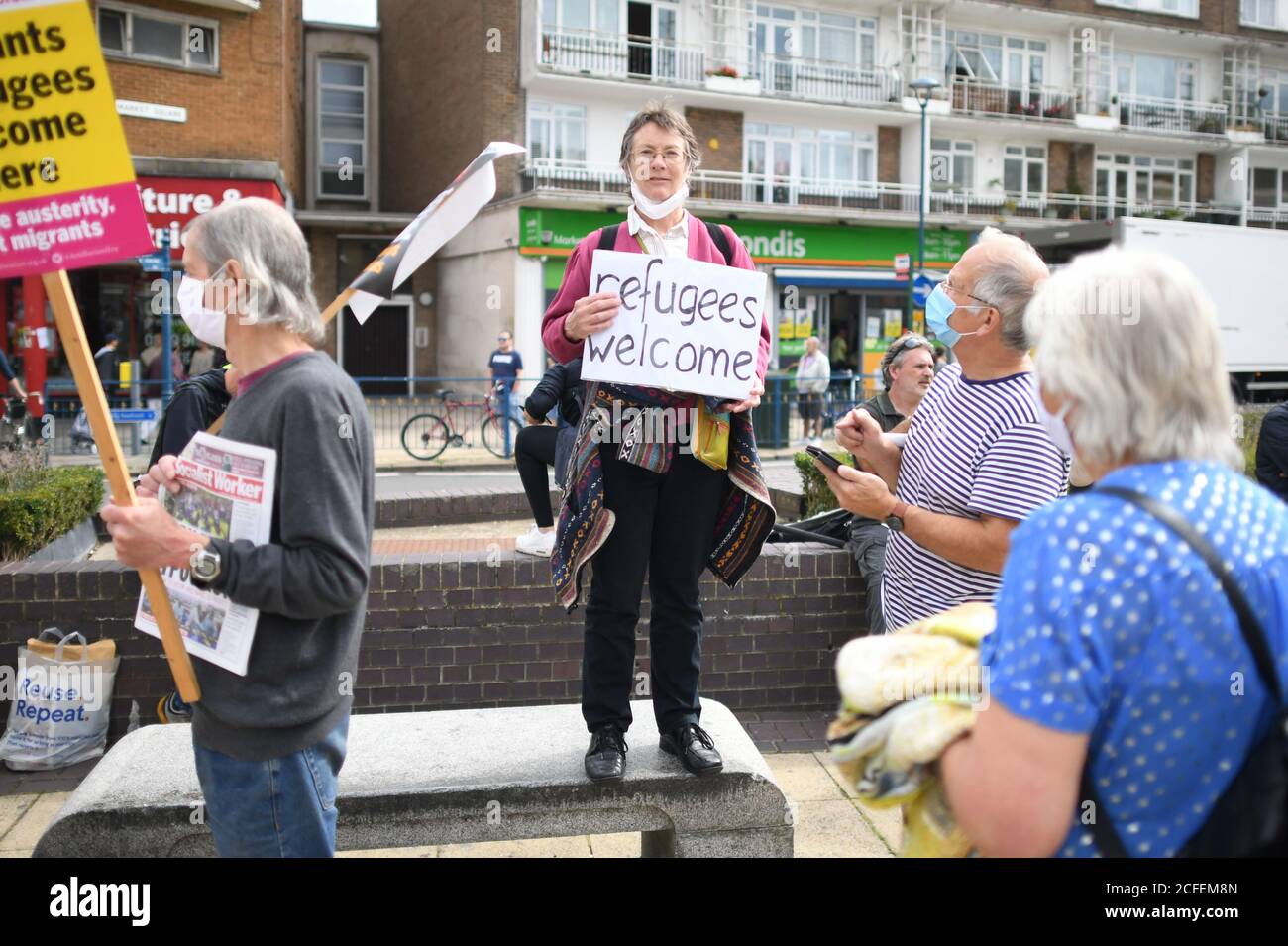 Pro-migrantische Unterstützer bei einem "Solidaritätsstand" auf dem Marktplatz, Dover, zur Unterstützung der Flüchtlinge, die den Kanal nach Kent überqueren. Stockfoto Pro-migrantische Unterstützer bei einem "Solidaritätsstand" auf dem Marktplatz, Dover, zur Unterstützung der Flüchtlinge, die den Kanal nach Kent überqueren. Stockfoto