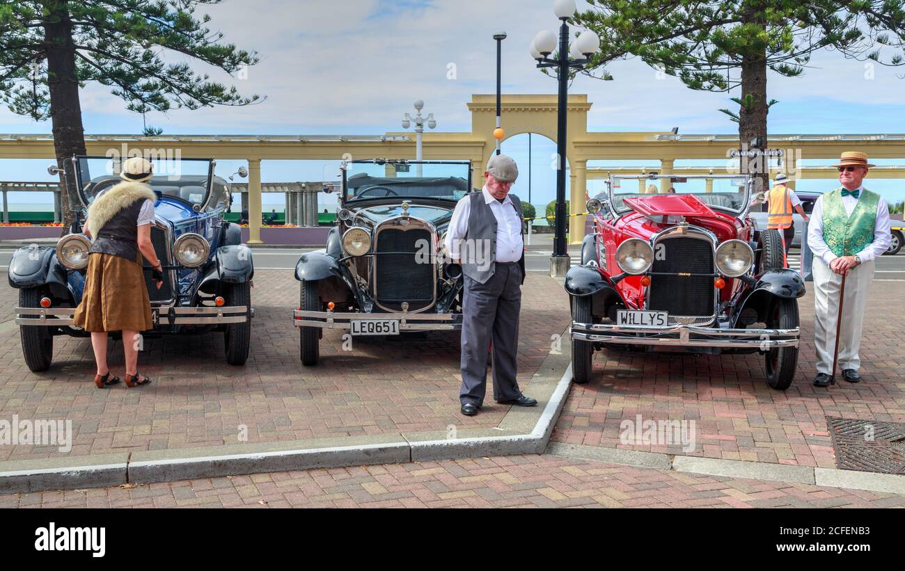 Tourguides mit historischen Autos und Kostümen aus den 1930er Jahren auf der Marine Parade in Napier, der "Art Deco Hauptstadt von Neuseeland". 23/2018 Stockfoto