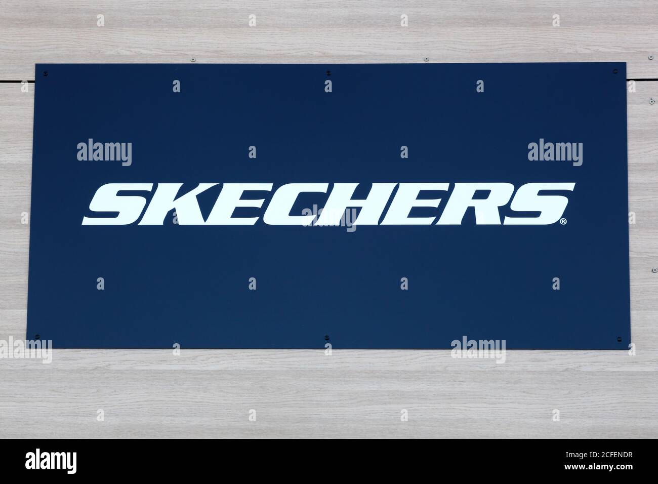 Villefranche, Frankreich - 17. Mai 2020: Skechers Logo an der Wand. Skechers ist ein nordamerikanisches Unternehmen für Lifestyle- und Performance-Schuhe Stockfoto