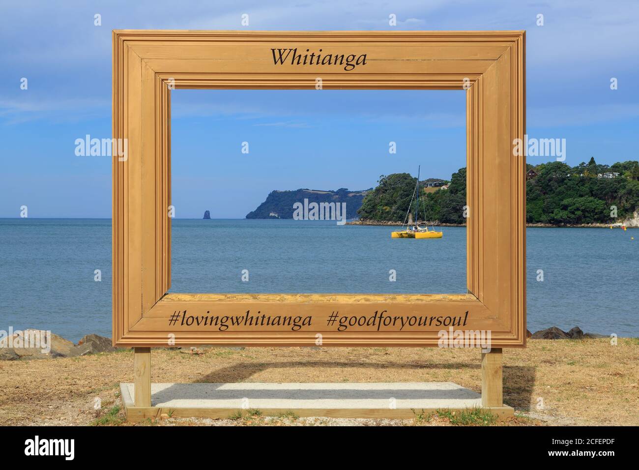 Ein gigantischer Rahmen am Wasser in Whitianga, Neuseeland, für Touristen in Fotos zu verwenden Stockfoto