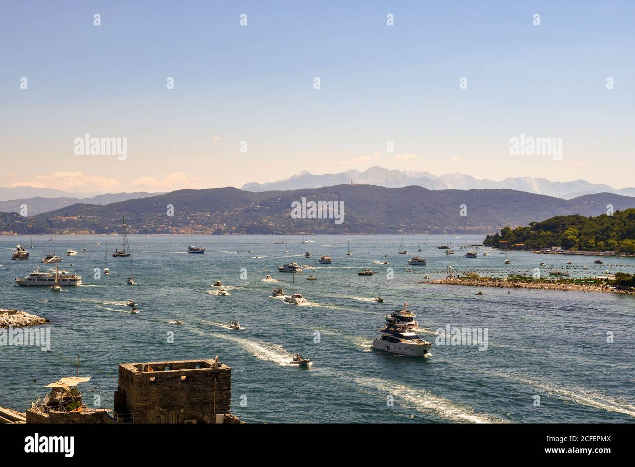 Hochwinkel Blick auf den Golf der Dichter mit vielen Booten auf See in der Bocche Kanal zwischen Porto Venere und Palmaria Insel, La Spezia, Ligurien, Italien Stockfoto