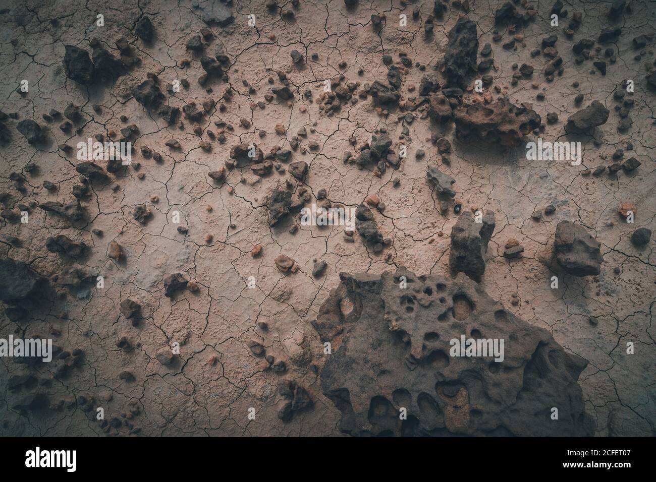 Von oben trockener Teil der Wüste mit steinigen Boden in Halbwüste Bardenas Reales Navarra Spanien Stockfoto