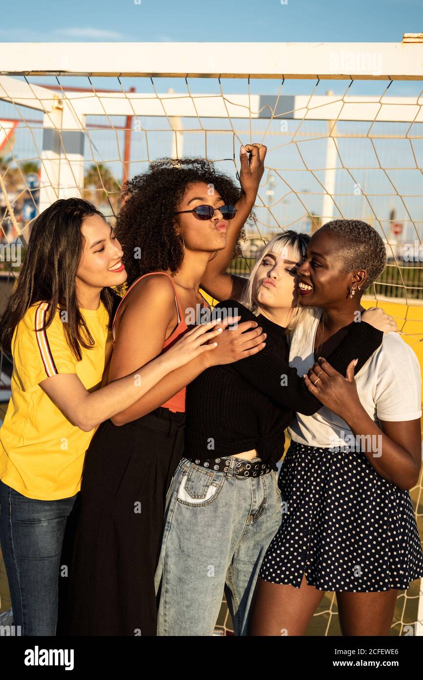 Fokussierte junge multirassische weibliche Freunde verbringen Freizeit zusammen in stadion Stockfoto
