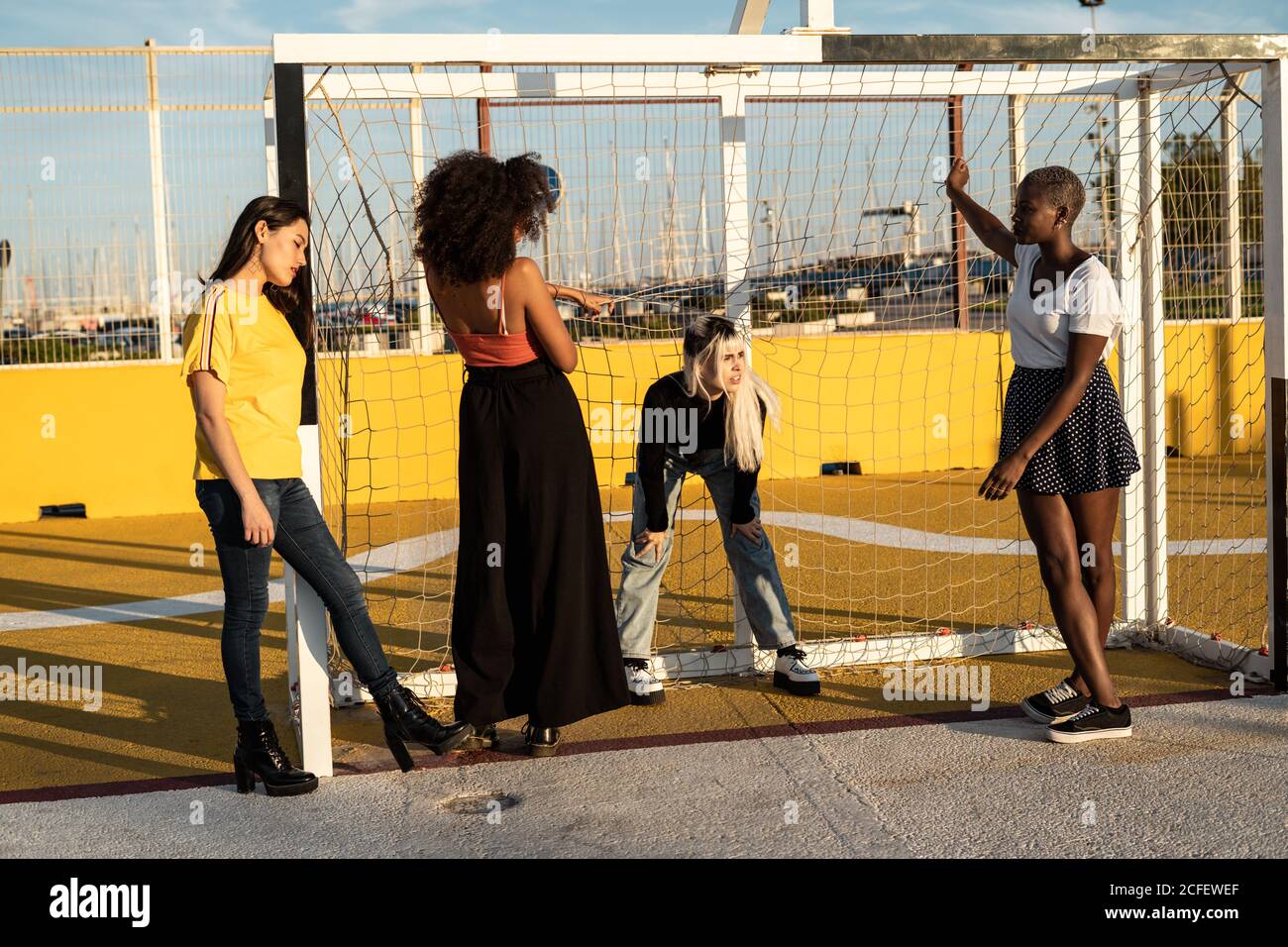 Fokussierte junge multirassische weibliche Freunde verbringen Freizeit zusammen in stadion Stockfoto