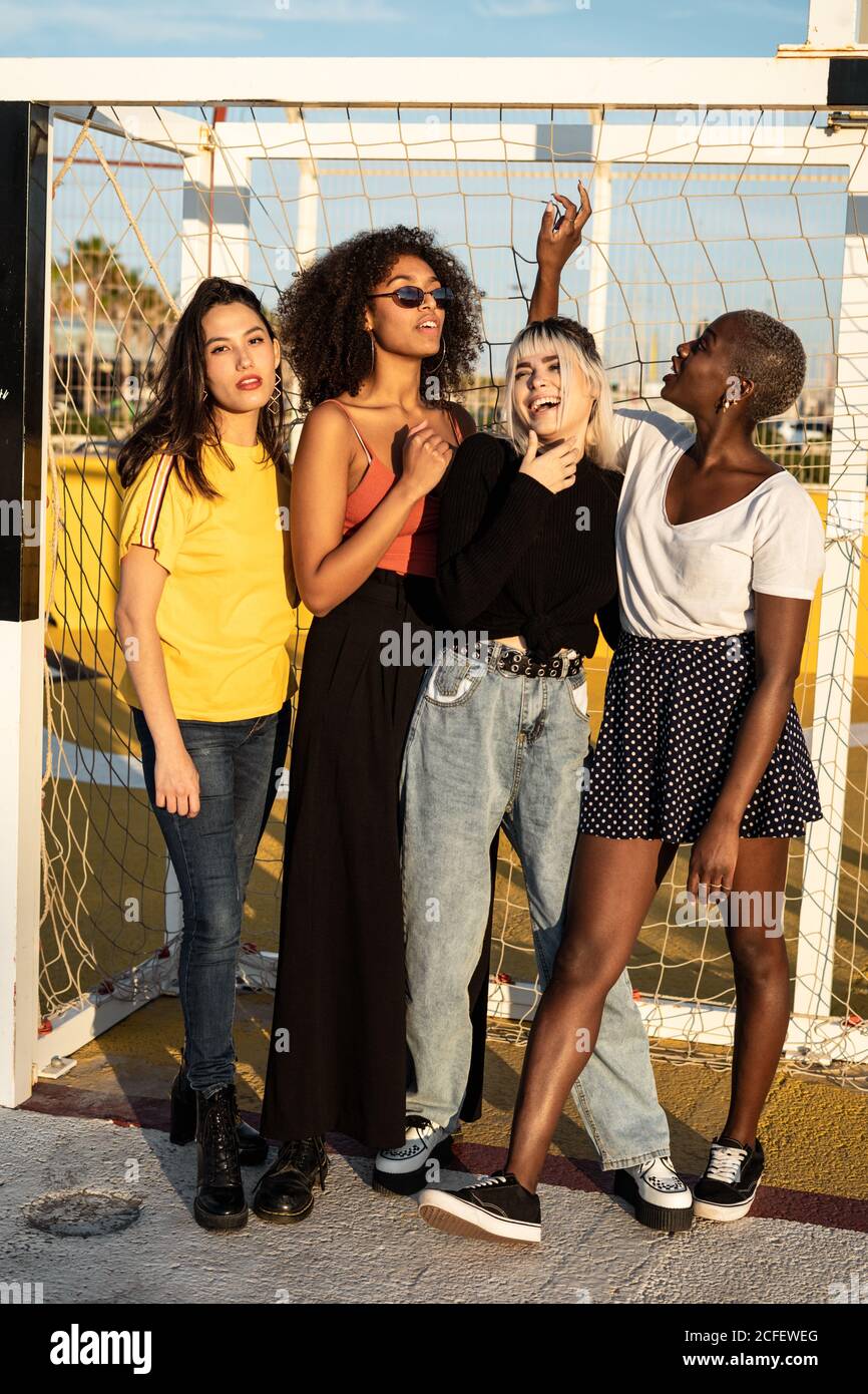 Fokussierte junge multirassische weibliche Freunde verbringen Freizeit zusammen in stadion Stockfoto
