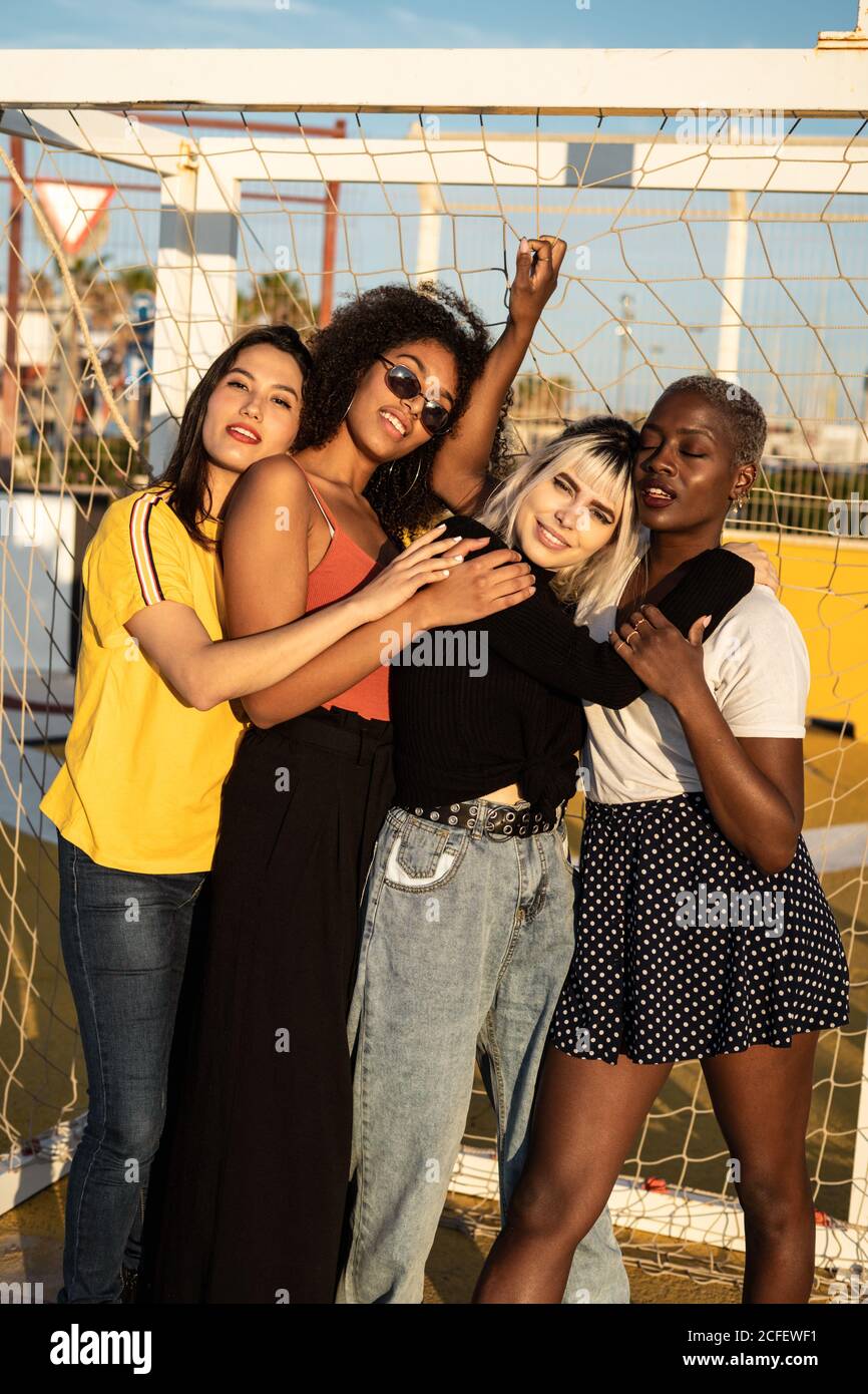 Fokussierte junge multirassische weibliche Freunde verbringen Freizeit zusammen in stadion Stockfoto