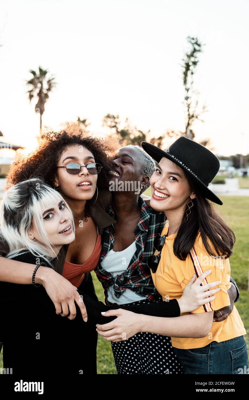 Multiethnische Gruppe weiblicher Hipster, die mit jedem kuscheln Stockfoto