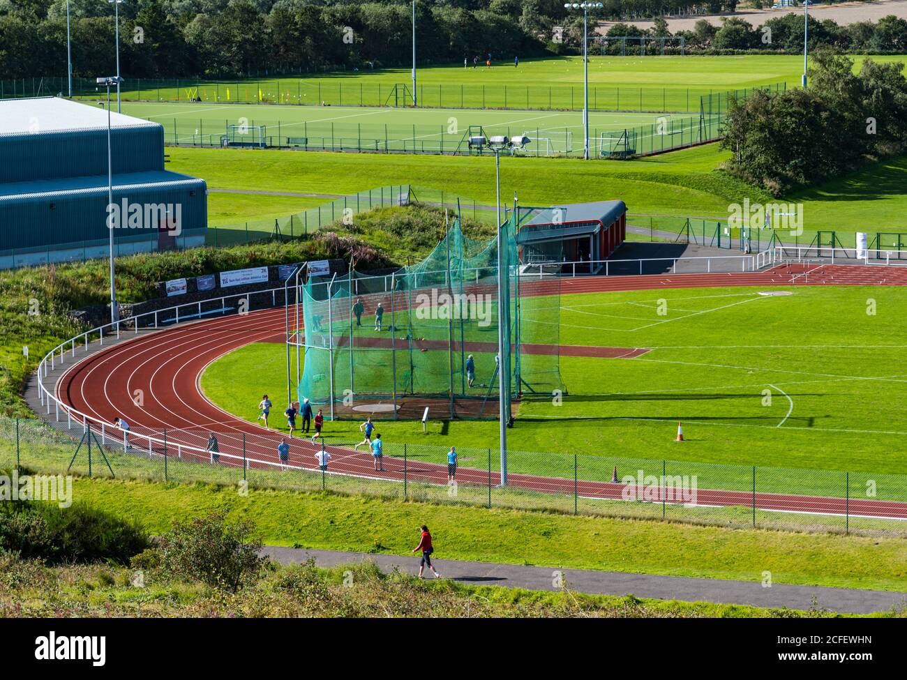 Prestonpans, East Lothian, Schottland, Großbritannien, 5. September. UK Wetter: Sonnenschein für Läufer Sporttraining auf Meadowmill Sports Center Laufstrecke, die wieder in Gebrauch ist Stockfoto
