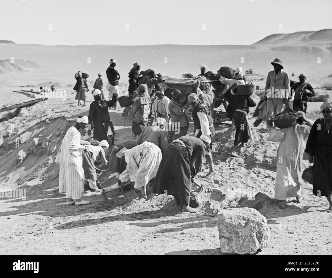 Geschichte des Nahen Ostens - die vierte Pyramide von Gizeh usw. (vor kurzem entdeckt). Aushubarbeiten in Arbeit nahe der Basis der vierten Pyramide Stockfoto