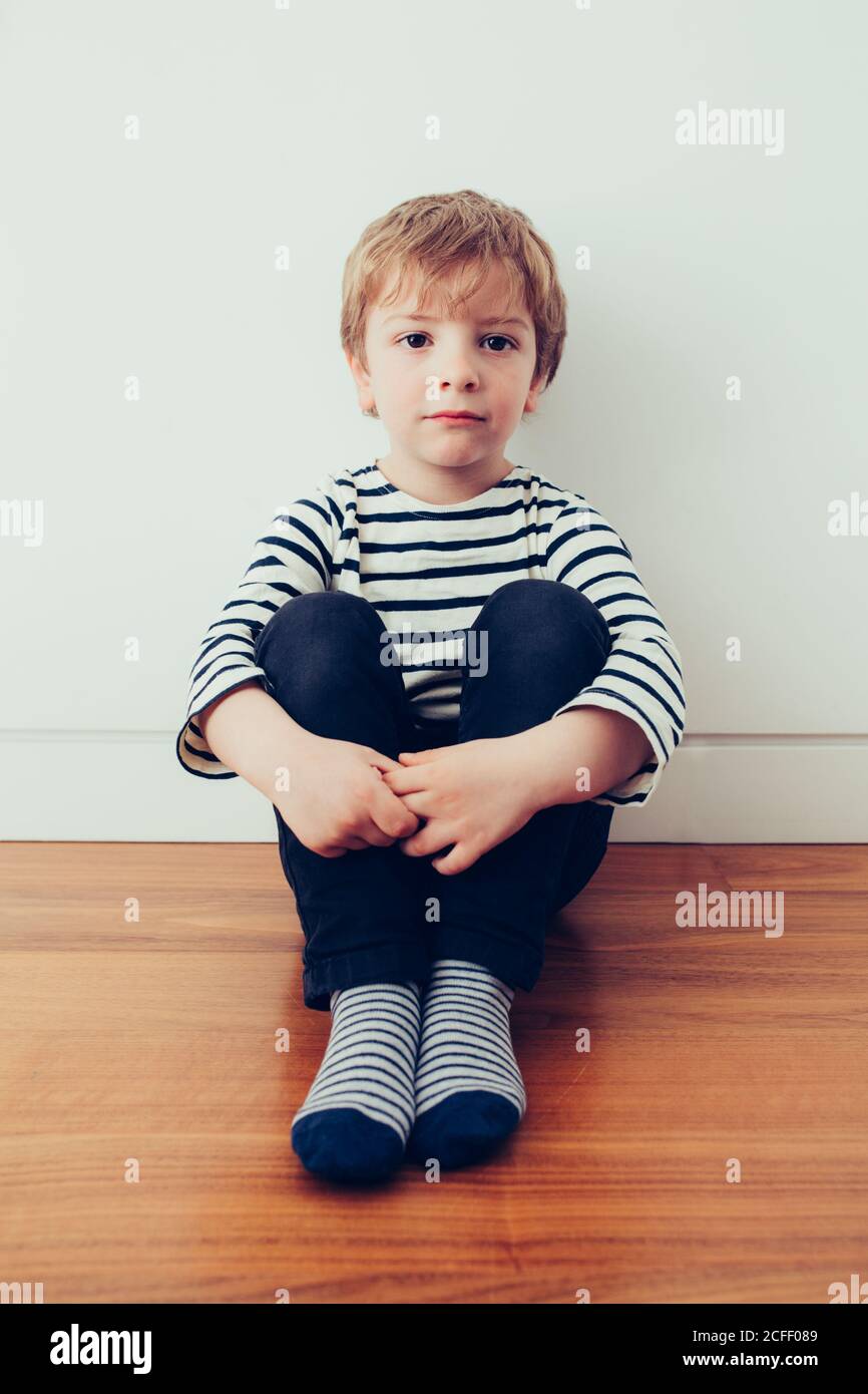 Porträt eines blonden niedlichen Jungen Stockfoto