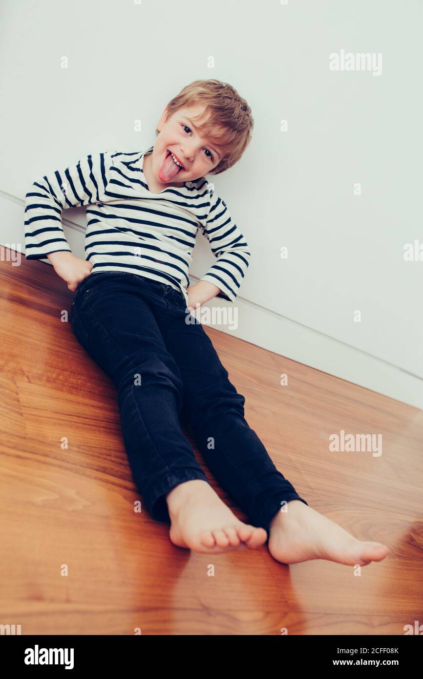 Porträt eines blonden niedlichen Jungen Stockfoto