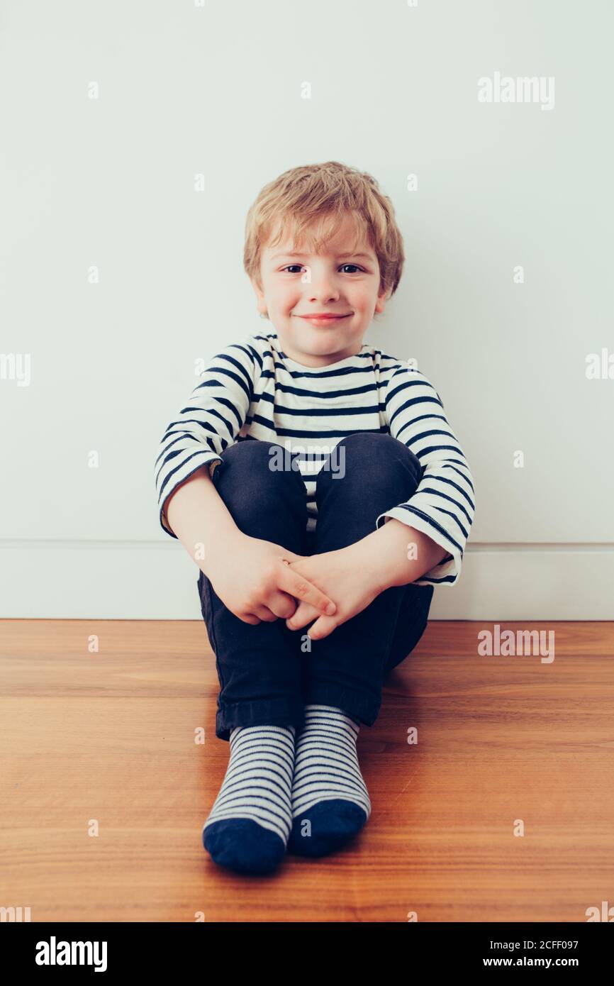 Porträt eines blonden niedlichen Jungen Stockfoto
