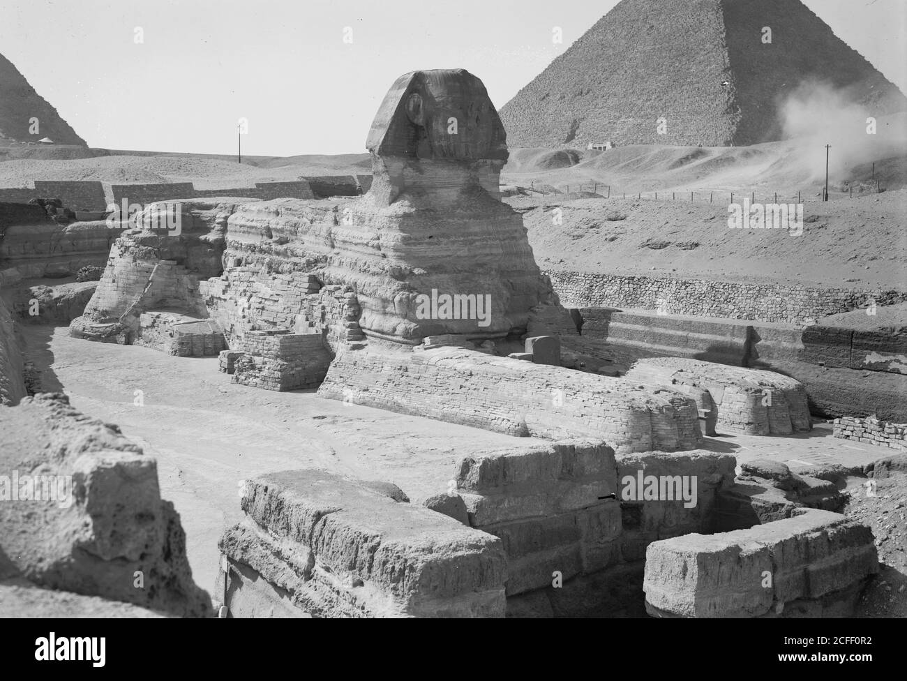 Originalunterschrift: Ägypten. Sphinx und Pyramiden. Die Sphinx (3/4 Gesicht) & die drei Pyramiden - Ort: Ägypten--Izah Ca. 1934-1939 Stockfoto