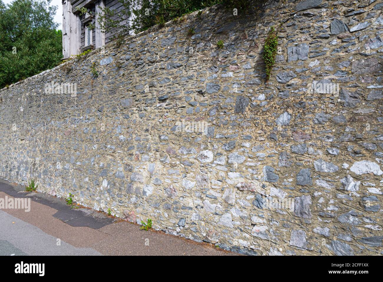 Alte, in Klasse II gelistete Wand aus Purbeck-Stein und Pulborough-Stein, die neben dem Gelände von Arundel Castle, West Sussex, England, Großbritannien, liegt. Stockfoto