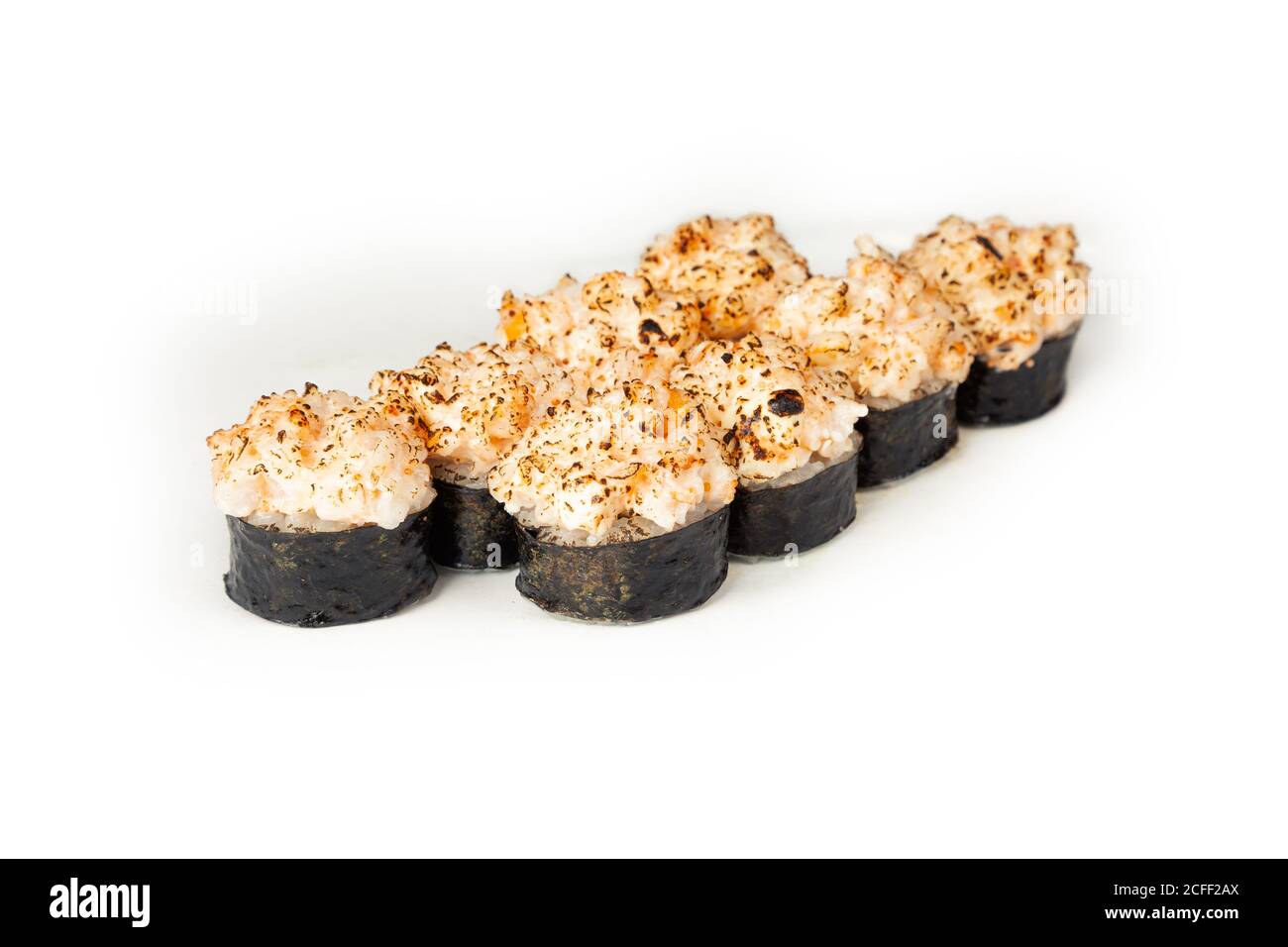 Gebackene Sushi-Rolle mit Garnelen auf einem weißen Teller, klassisches japanisches Sushi. Traditionelles japanisches Essen mit Maki leckeren Sushi-Stücken. Für das Restaurant-Menü. Copyspace. Stockfoto