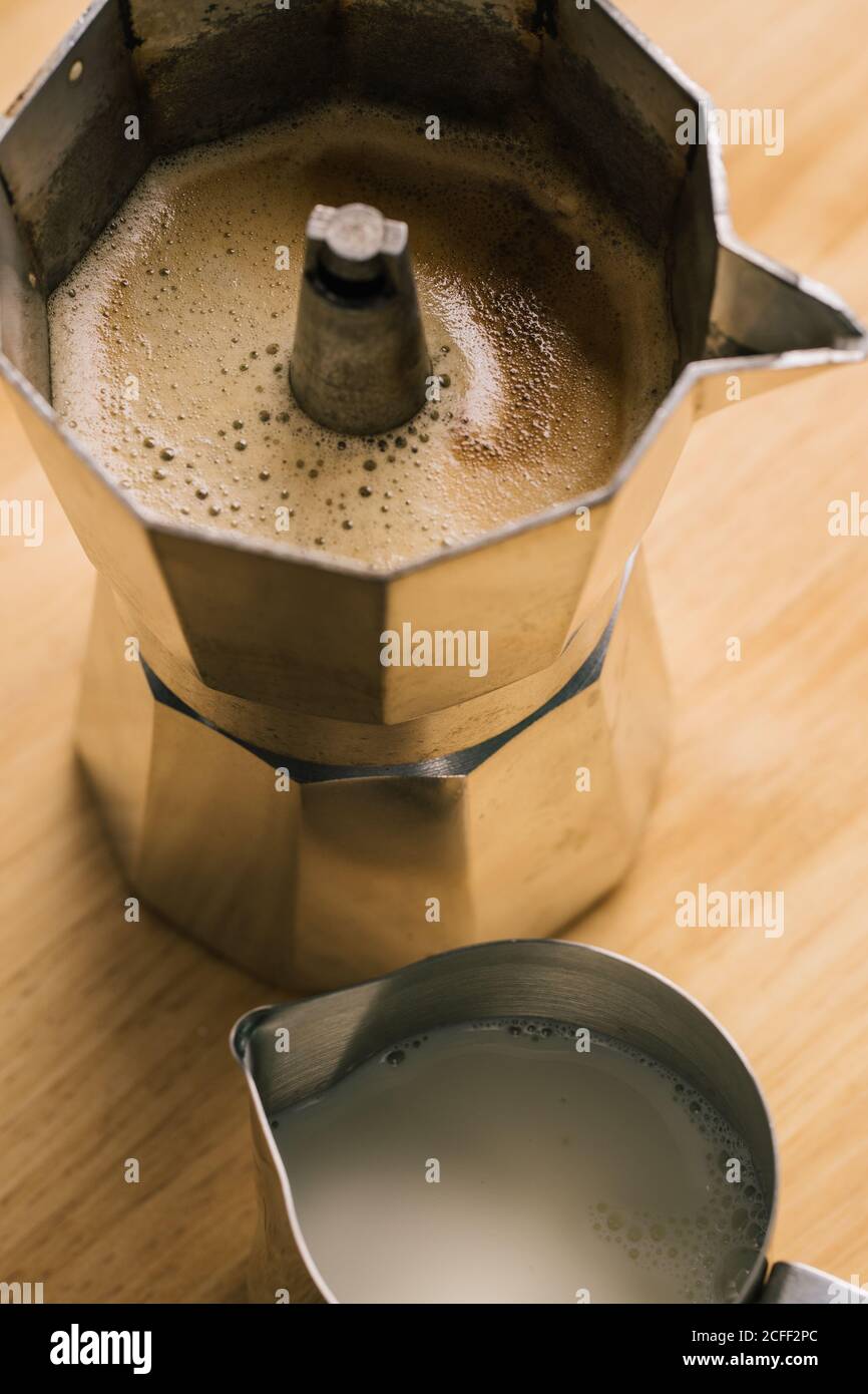 Geyser Kaffeemaschine und Milchkrug Stockfoto