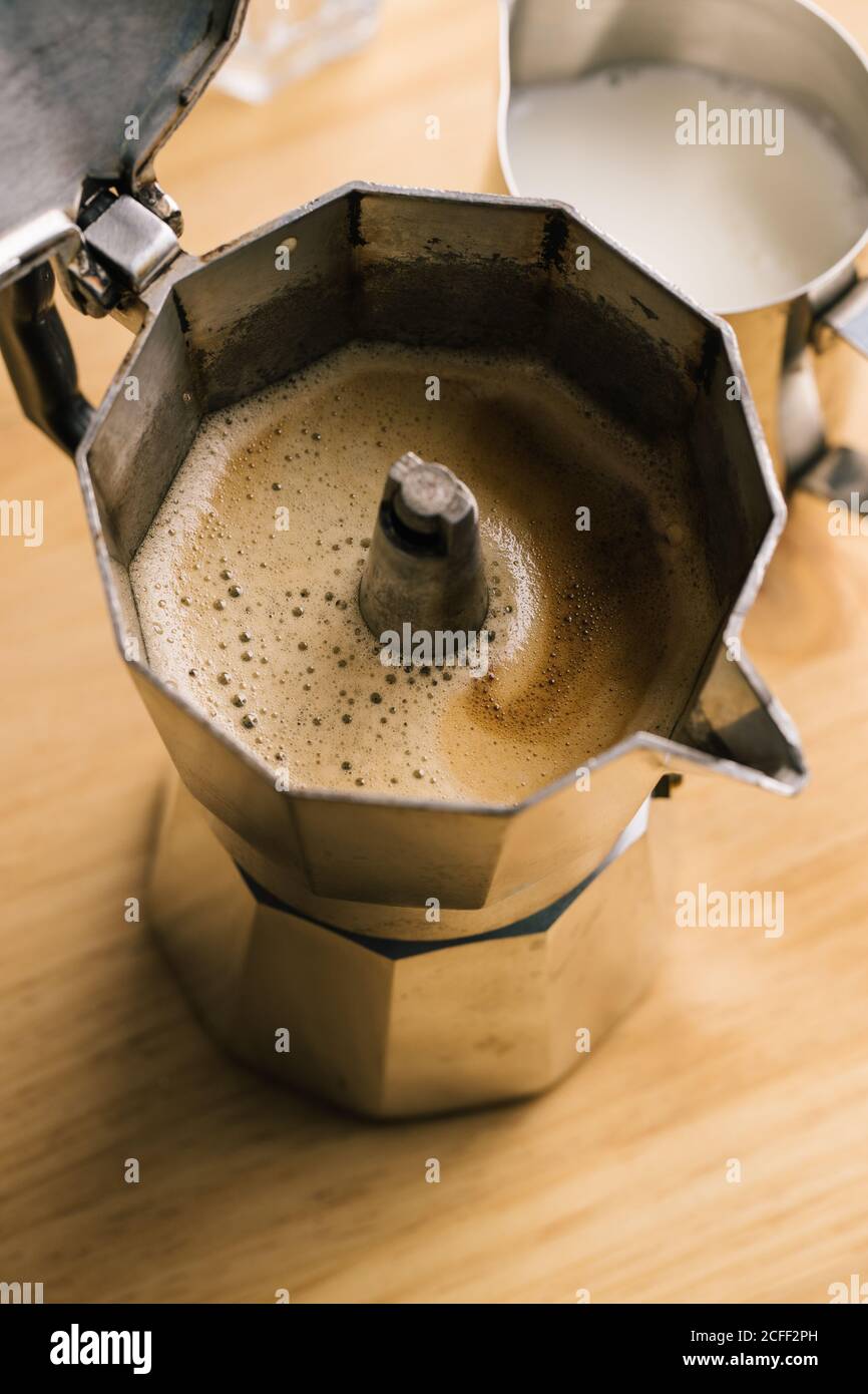 Geyser Kaffeemaschine und Milchkrug Stockfoto