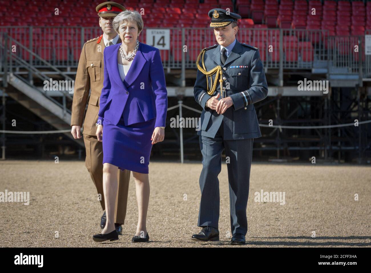 Die britische Premierministerin Theresa May, Politikerin der Konservativen Partei, geht mit Mitgliedern der Streitkräfte in der Horse Guards Parade, Großbritannien Stockfoto