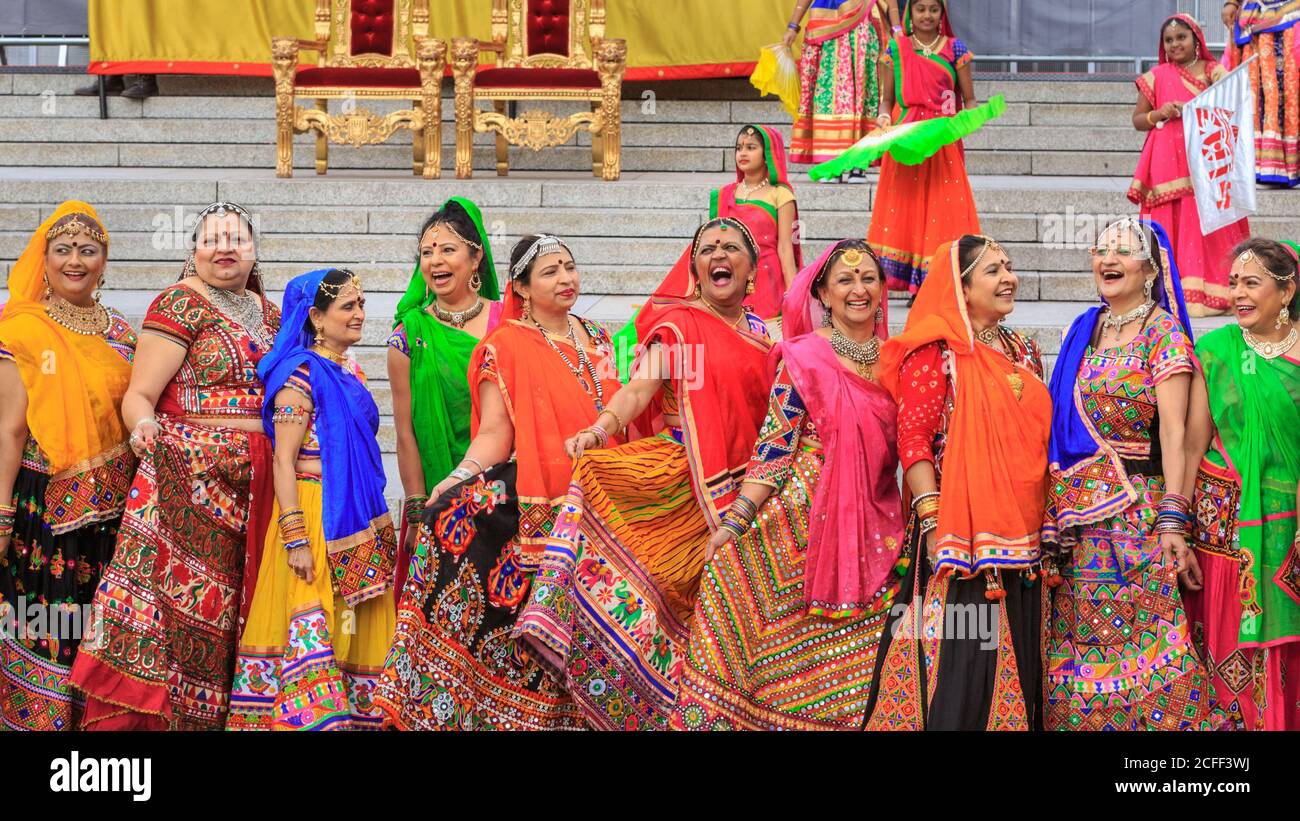 Darsteller in farbenfrohen Rajastani-Kleidern im Diwali on the Square, Diwali Festival Trafalgar Square, London Stockfoto