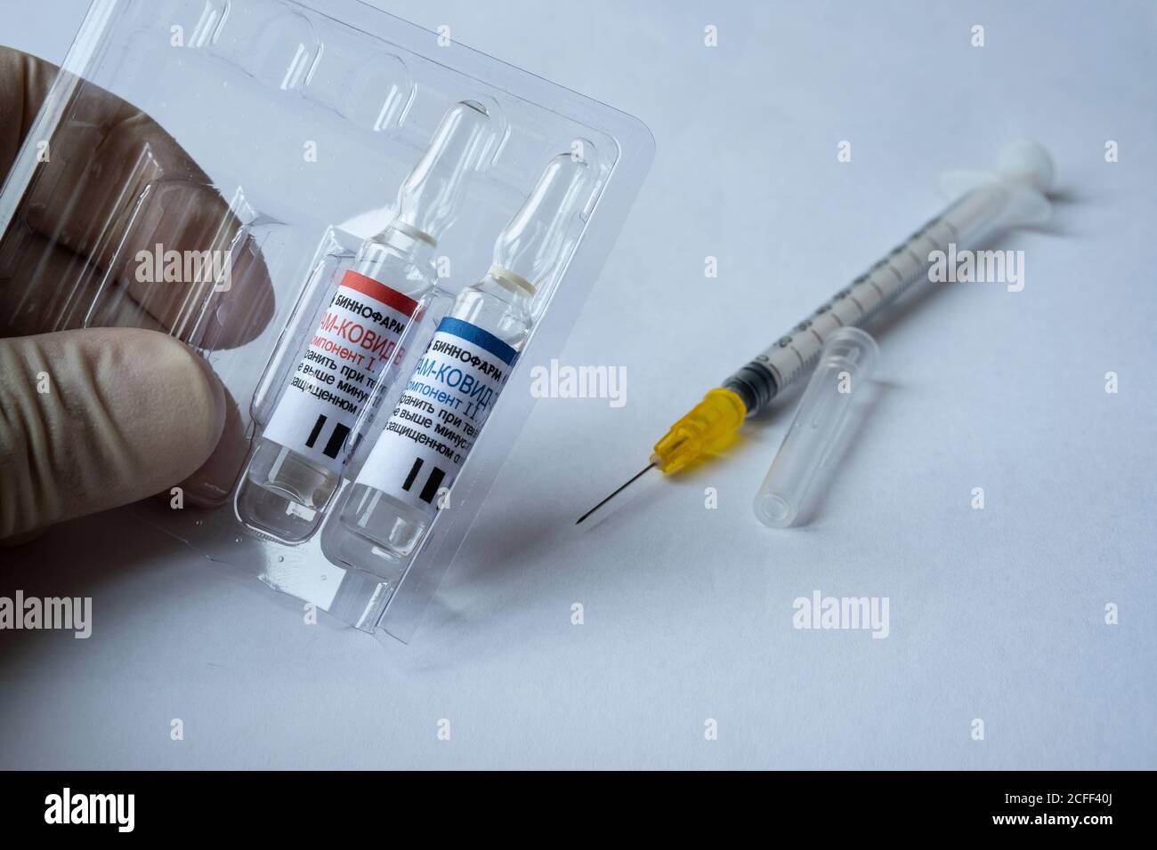 GAM COVID Vac Impfampullen, auch bekannt als 'Sputnik V'. Ampullen mit russischen Buchstaben übersetzt als 'Gam-COVID-Vac'. Inszenierte redaktionelle Illustration. Stockfoto