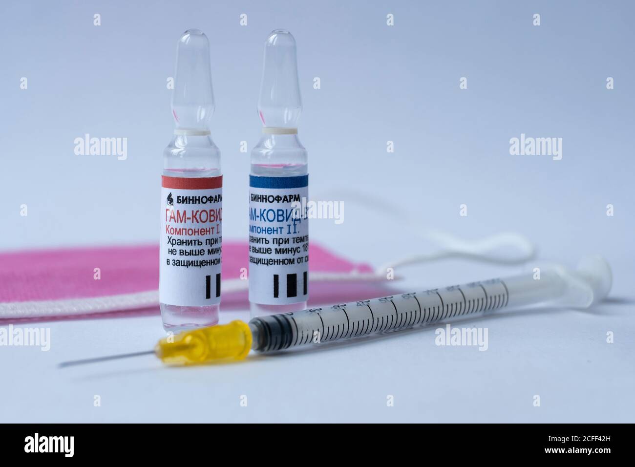 GAM COVID Vac Impfampullen, auch bekannt als 'Sputnik V'. Ampullen mit russischen Buchstaben übersetzt als 'Gam-COVID-Vac'. Inszenierte redaktionelle Illustration. Stockfoto