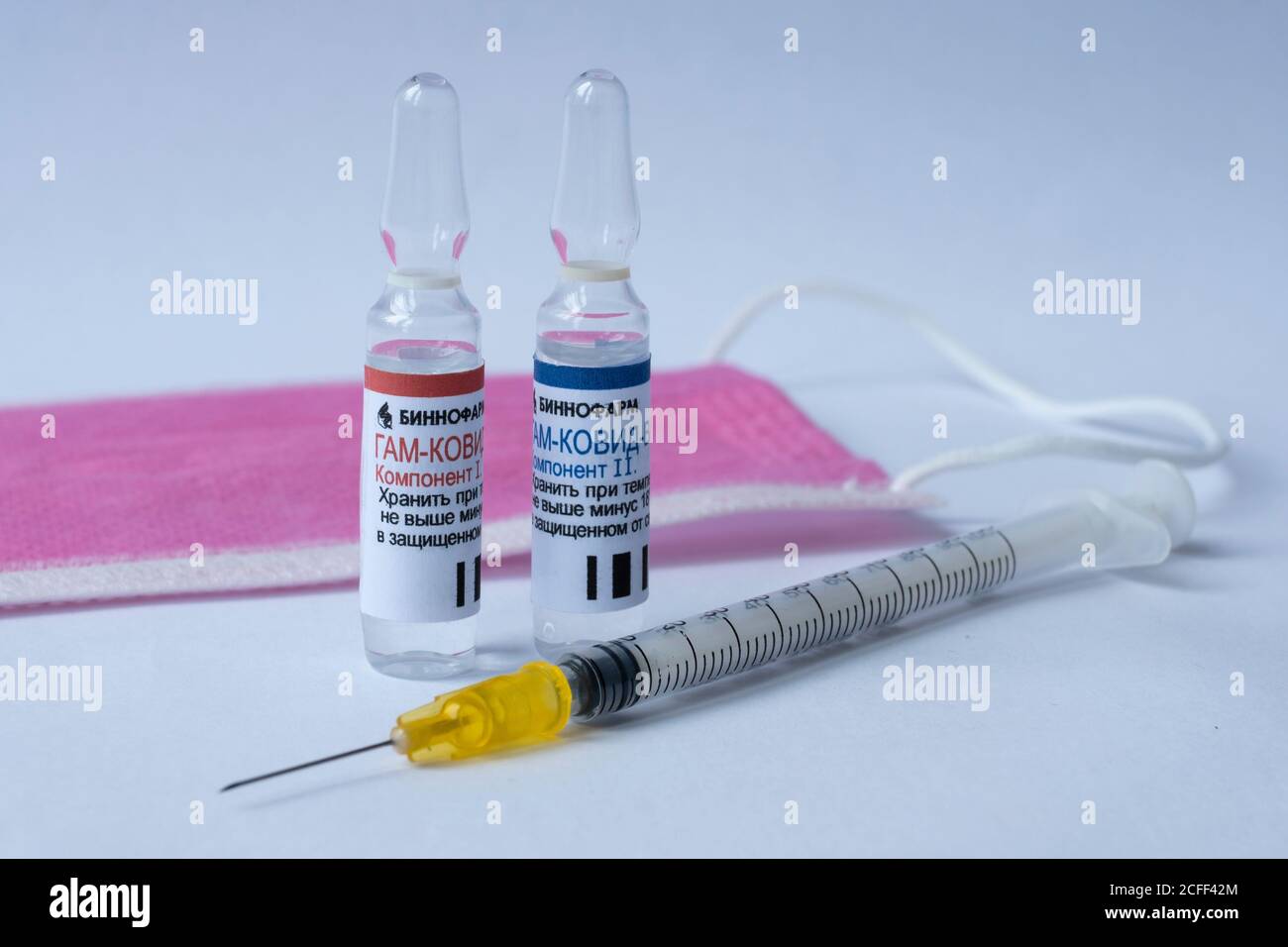 GAM COVID Vac Impfampullen, auch bekannt als 'Sputnik V'. Ampullen mit russischen Buchstaben übersetzt als 'Gam-COVID-Vac'. Inszenierte redaktionelle Illustration. Stockfoto