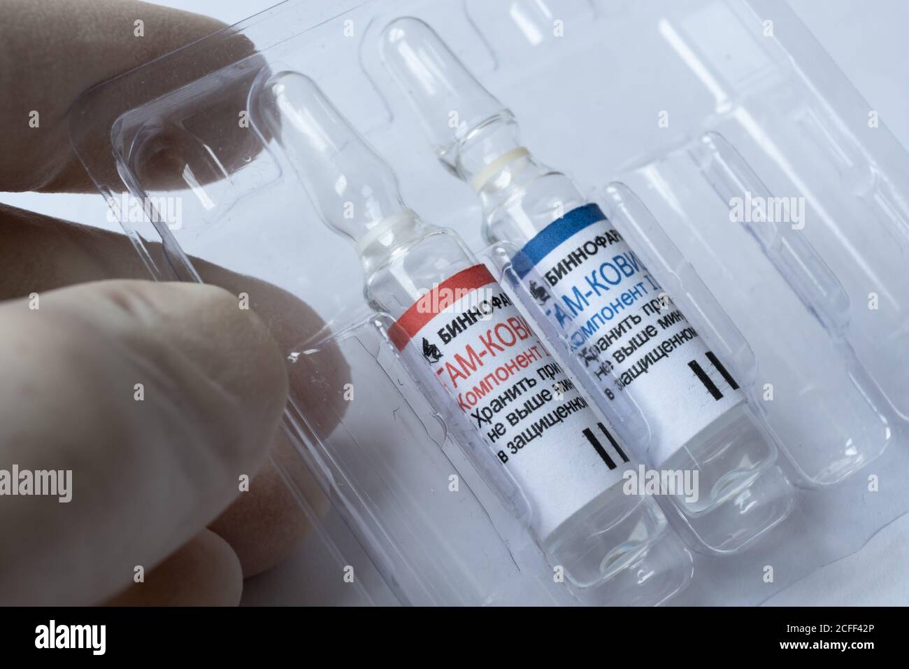 GAM COVID Vac Impfampullen, auch bekannt als 'Sputnik V'. Ampullen mit russischen Buchstaben übersetzt als 'Gam-COVID-Vac'. Inszenierte redaktionelle Illustration. Stockfoto