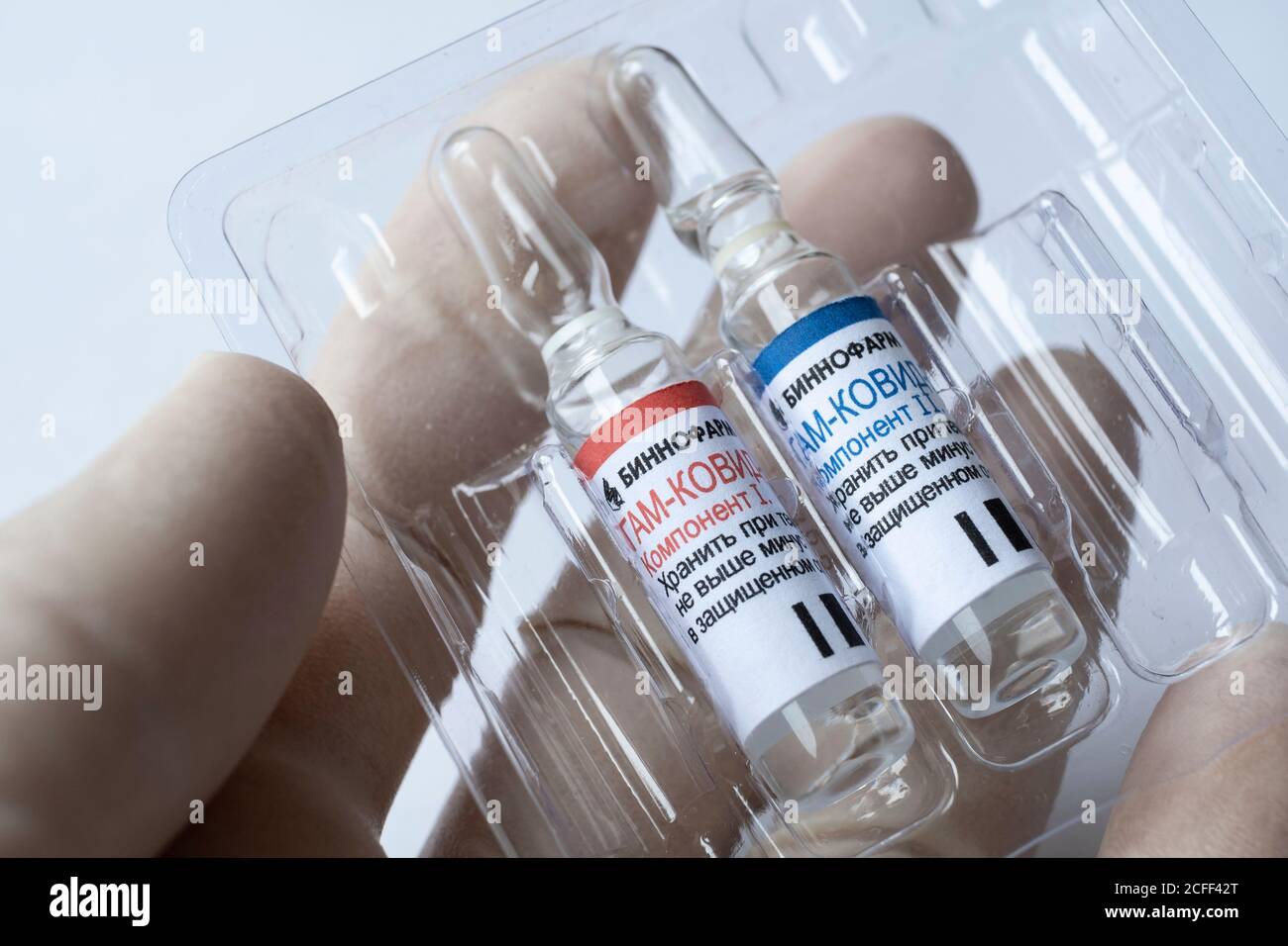 GAM COVID Vac Impfampullen, auch bekannt als 'Sputnik V'. Ampullen mit russischen Buchstaben übersetzt als 'Gam-COVID-Vac'. Inszenierte redaktionelle Illustration. Stockfoto