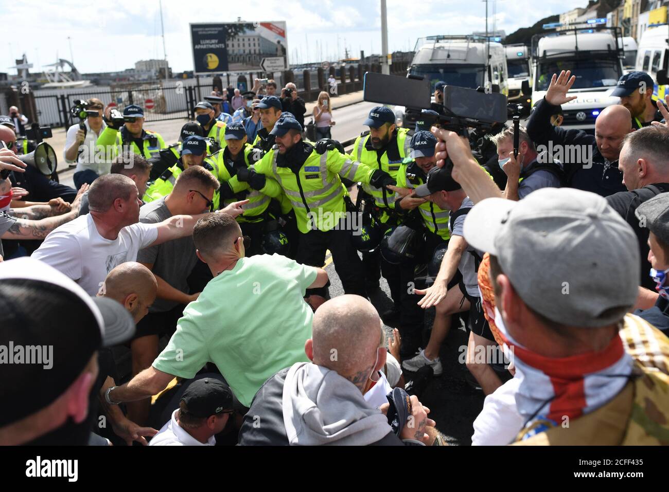 Anti-Migranten-Demonstranten demonstrieren in Dover gegen Einwanderung und die Reisen von Flüchtlingen, die den Kanal nach Kent überqueren. Stockfoto