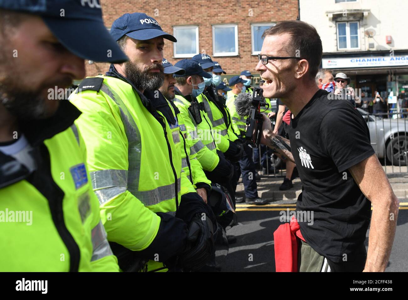 Anti-Migranten-Demonstranten demonstrieren in Dover gegen Einwanderung und die Reisen von Flüchtlingen, die den Kanal nach Kent überqueren. Stockfoto