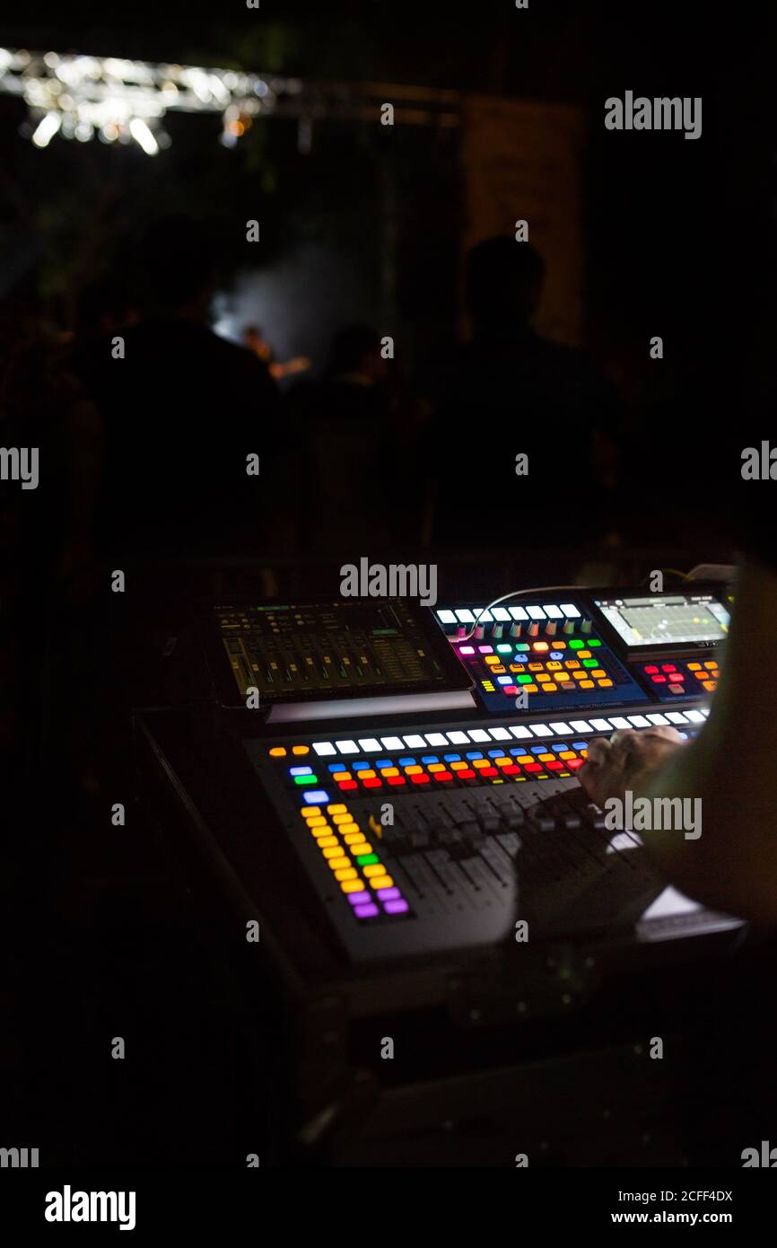 Soundboard Mixer bei einem Live-Event in der Nacht Stockfoto