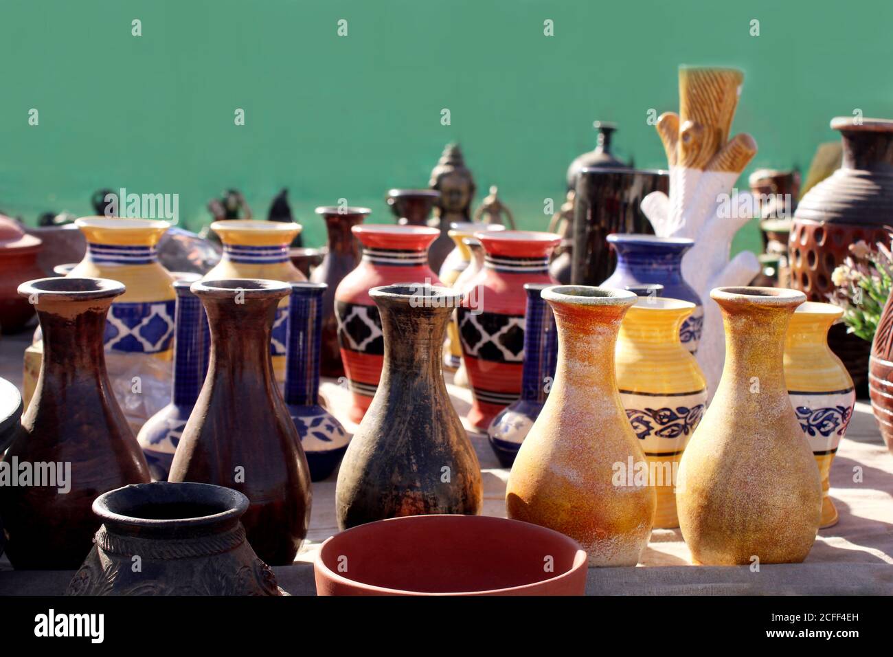 Bunte Geschirr Vase, handgemachte traditionelle Tontopf auf dem Markt Stockfoto