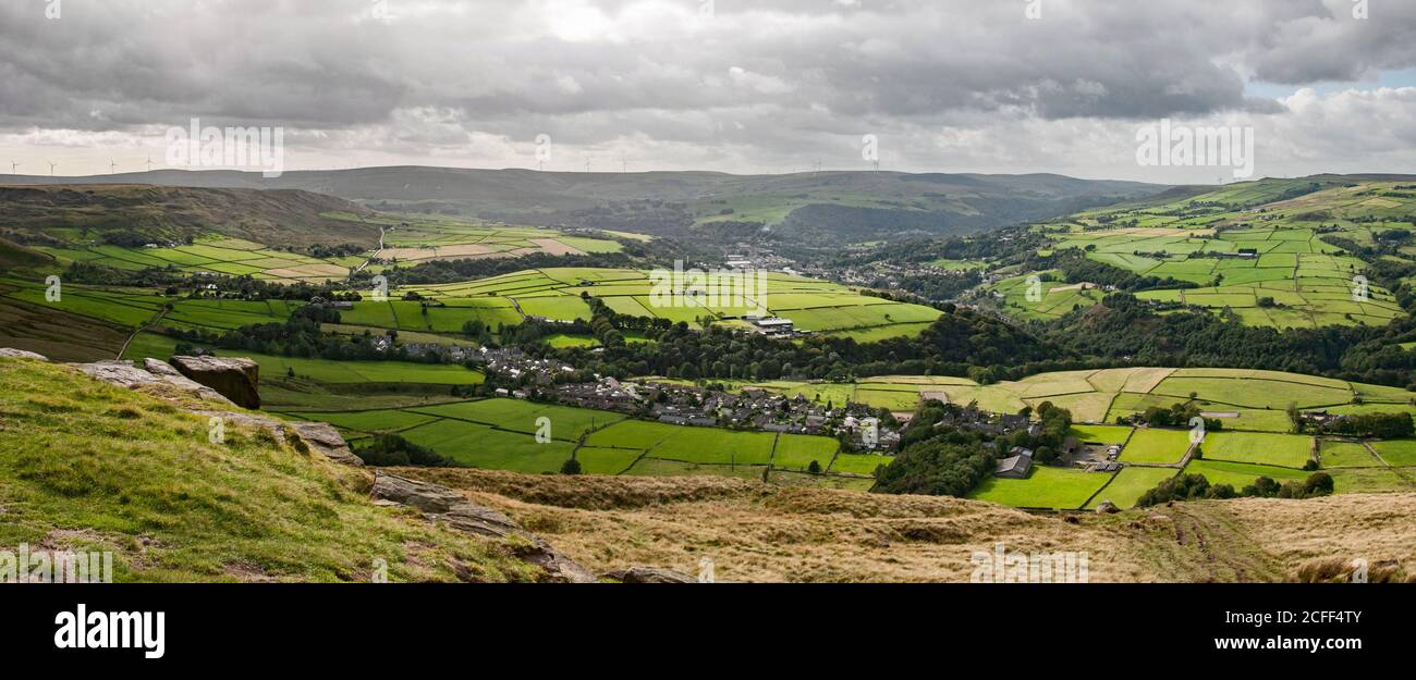 In ganz Großbritannien - „Happy Valley“-Bilder, die auf einem Spaziergang zum Studley Pike Monument auf dem Moorland über der Todmorden & Hebden Bridge in West Yorkshire aufgenommen wurden, Stockfoto