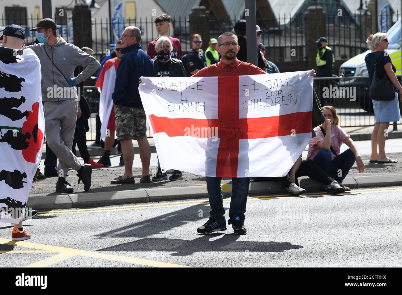 Anti-Migranten-Demonstranten demonstrieren in Dover gegen Einwanderung und die Reisen von Flüchtlingen, die den Kanal nach Kent überqueren. Stockfoto