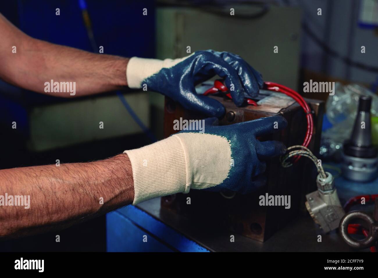 Infrarot anonymen Mann in Handschuhe Gebäude Maschine auf Werkbank während Arbeiten in der professionellen Werkstatt Stockfoto